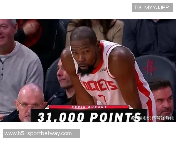 杜兰特被沃尔夫投篮失误砸脸愤怒吐槽投篮质量差劲的搞笑瞬间