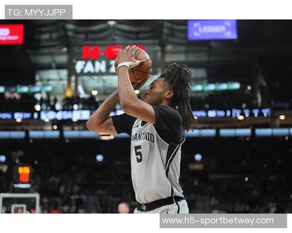 克洛尼首节表现惊艳4投3中砍下12分2篮板引领球队攻势 克洛尼首节表现惊艳4投3中砍下12分2篮板引领球队攻势